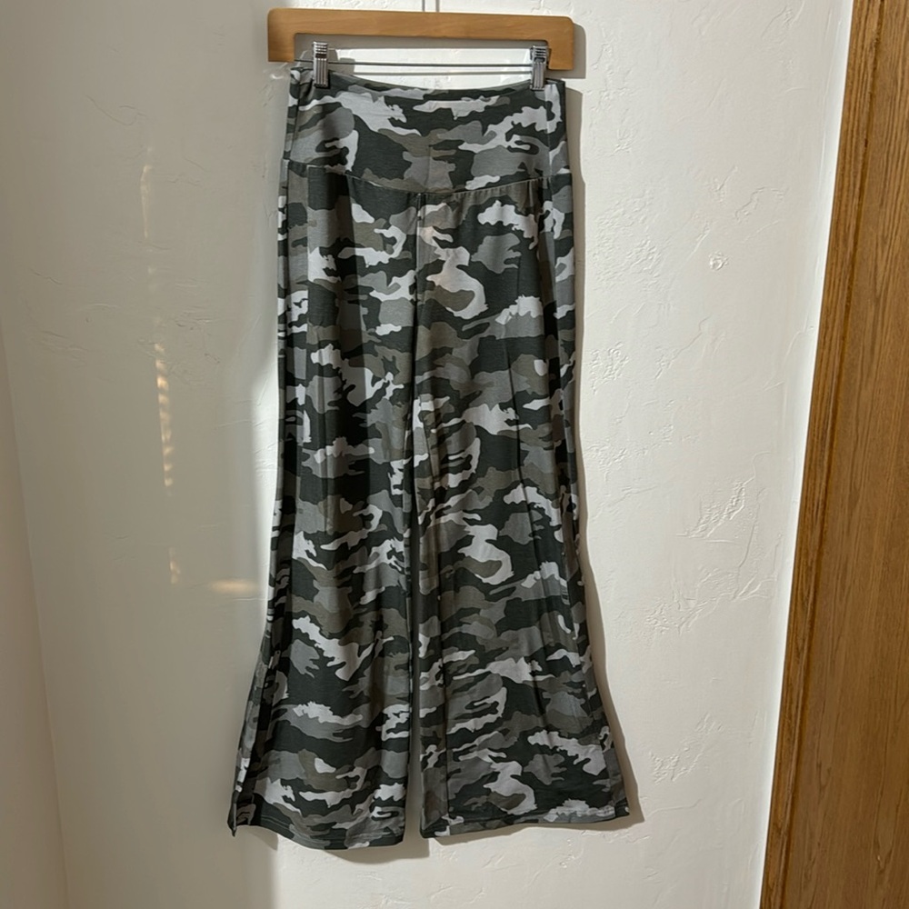 Chaser green camouflage flared leggings w/ side slit bottoms S